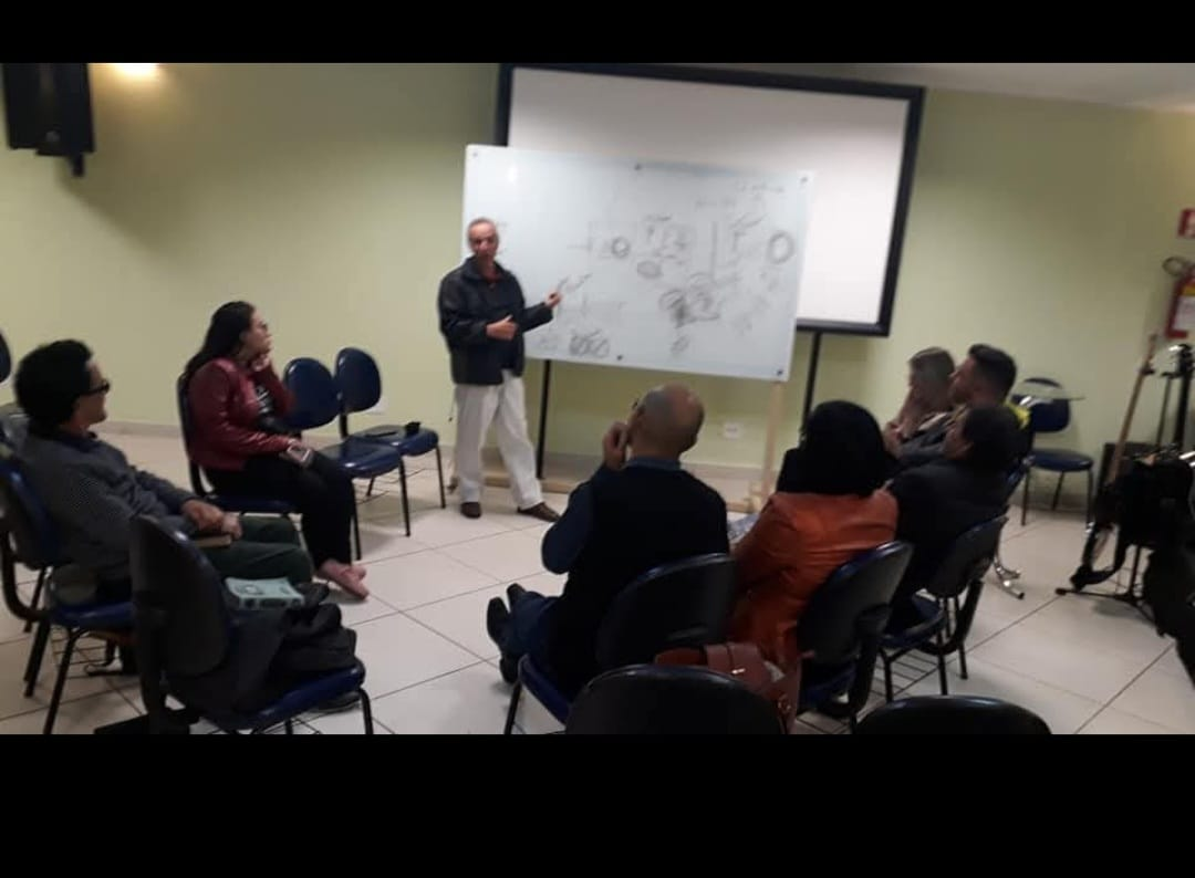 Conversa em grupo durante um encontro presencial
